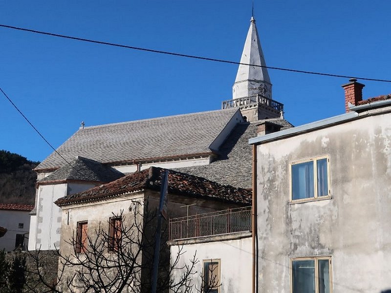 Na cerkvi v Podnanosu obnovili največjo streho iz skrl v Sloveniji 