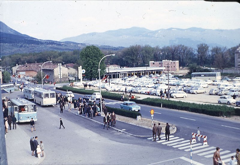 2.Veno Pilon, Avtobusno postajališče, Ajdovščina, barvni diapozitiv, Pilonova galerija Ajdovščina©