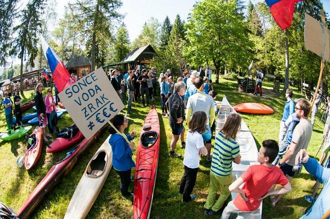 DVOJNA SLOVENSKA MERILA: Župan se zastonj namaka v morju, veslačem zaračunava 