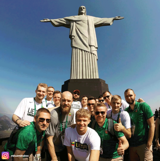 Mindaugas_Kuzminskas_and_Team_Lithuania_visited_Christ_the_Redeemer_earlier_today_in_Rio_.png