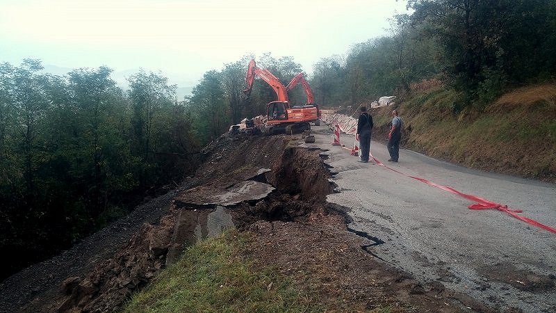 Zaradi plazu zaprta cesta na Brje