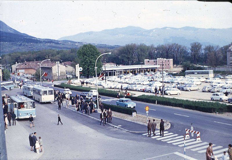 2.Veno_Pilon__Avtobusno_postajali____e__Ajdov____ina__barvni_diapozitiv__Pilonova_galerija_Ajdov____ina__.jpg