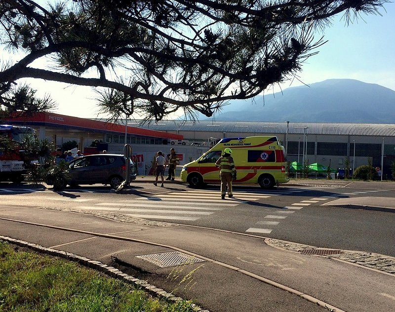 V nesreči na krožišču lažje poškodovan mlajši kolesar