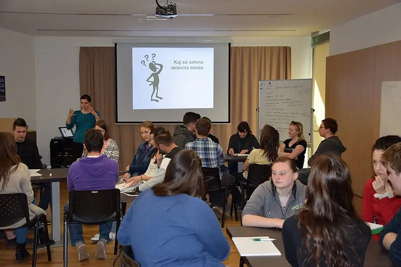 V novo leto z novo zaposlitvijo v lokalnem okolju