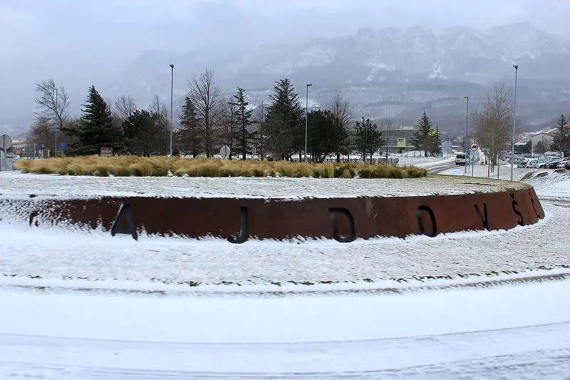 Ajdovščina, glej zunaj sneg je