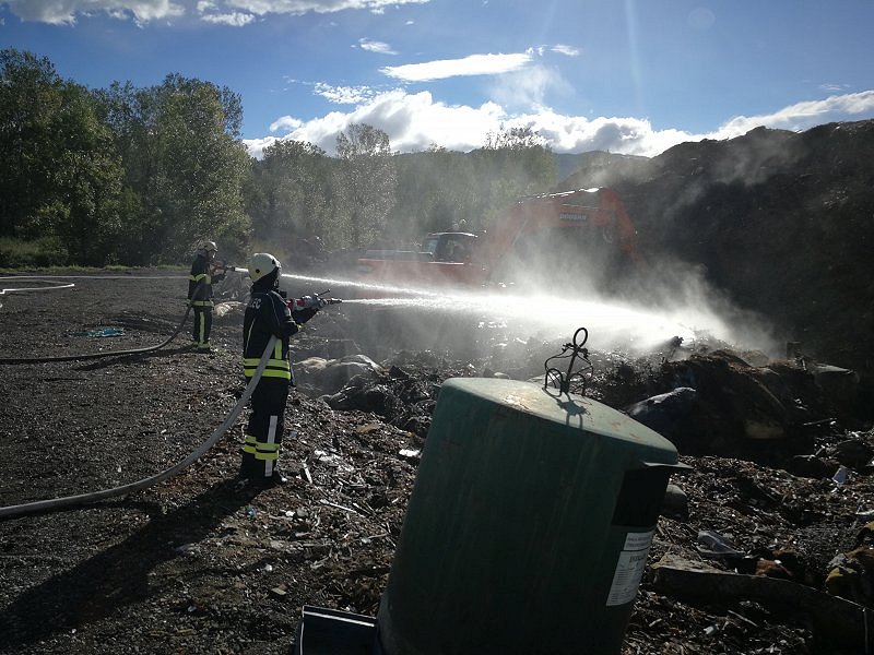 Zahtevno gašenje požara na deponiji pri Dolgi Poljani