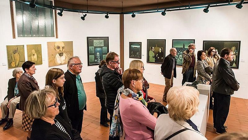 Pilonova galerija gosti razstavo del Hommage Tisnikarju 