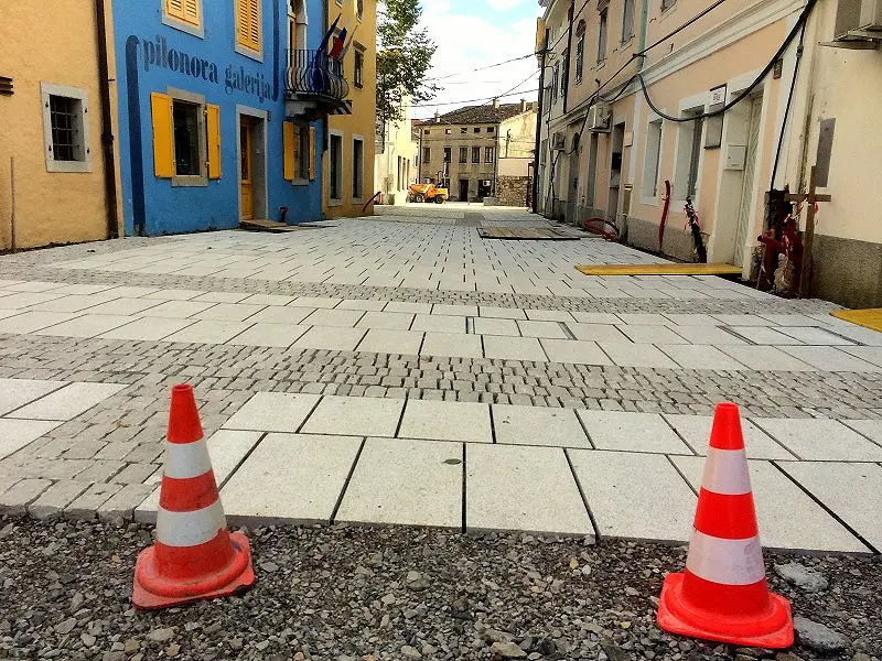 Zavod za varstvo kulturne dediščine pogojno soglaša z idejno rešitvijo Lavričevega trga v Ajdovščini