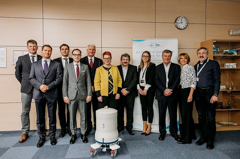 Avstrijska veleposlanica v Sloveniji, člani upravnega odbora in ekipa BIA Separations<br />
Fotografija: Tamara Vidmar