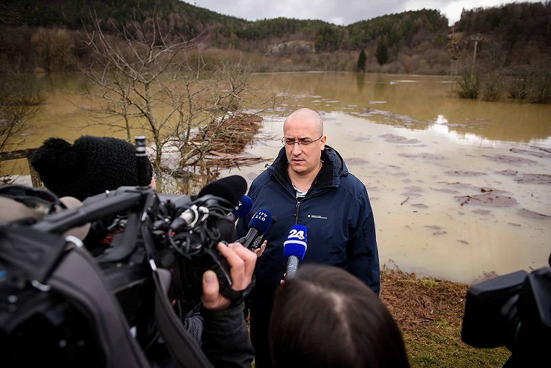 Kolumna: Kdo bo naslednji / koga bodo naslednjega odstopili mediji?