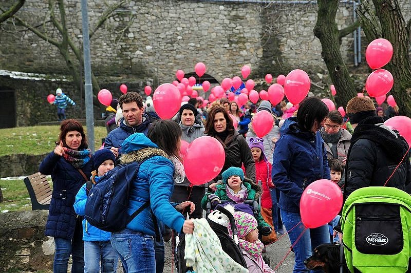 Pohod z rdečimi baloni