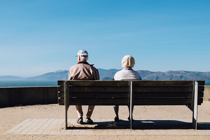 Kolumna: Zakaj so starejši ljudje v Sloveniji diskriminirani in zakaj je država pozabila nanje?
