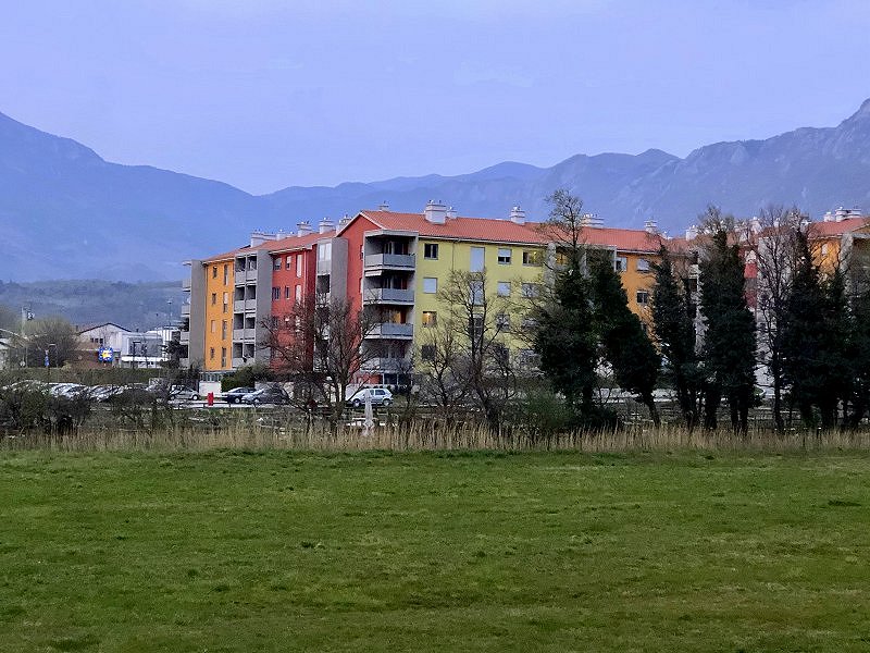 Ajdovščina večstanovanjske zgradbe 