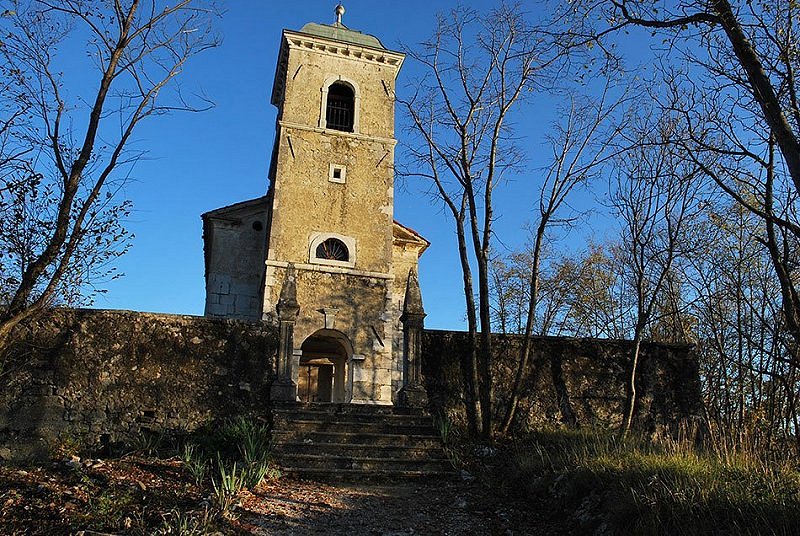 Gočani obnovili romarsko cerkev Marije Snežne nad vasjo 