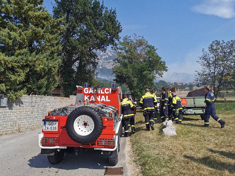 Okrog 160 gasilcev ukrotilo velik požar nad Dolgo Poljano