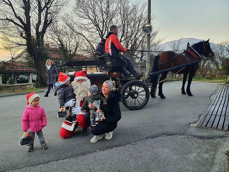 Božiček obdaroval otroke kar ob cesti v Žapuže