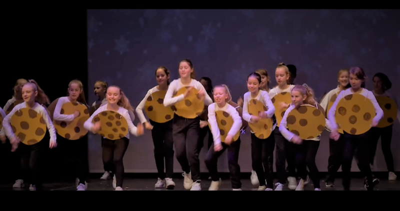 Video: Plesna božična voščilnica iz Ajdovščine