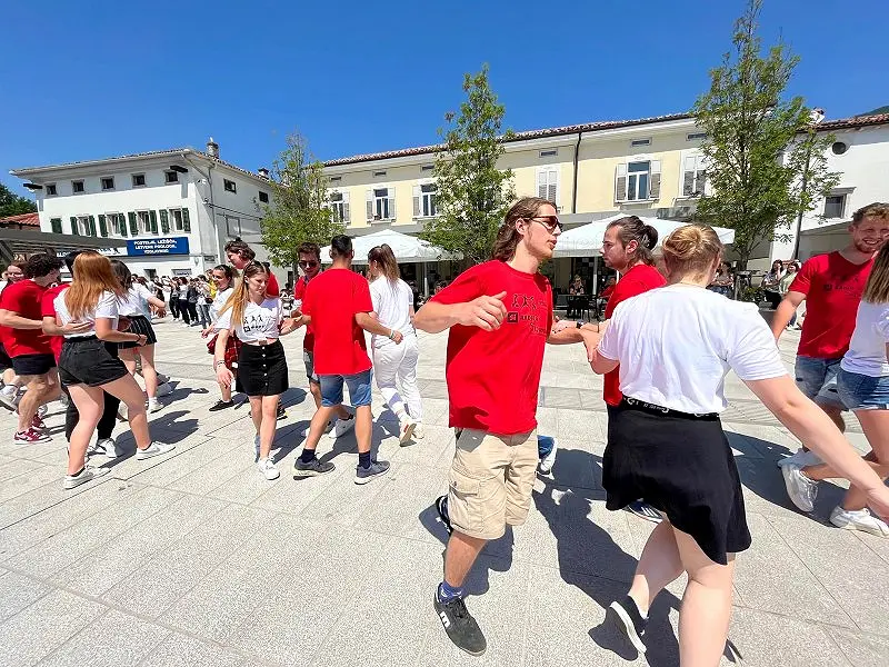 Lavričev trg pozdravil 116 domačih maturantk in maturantov