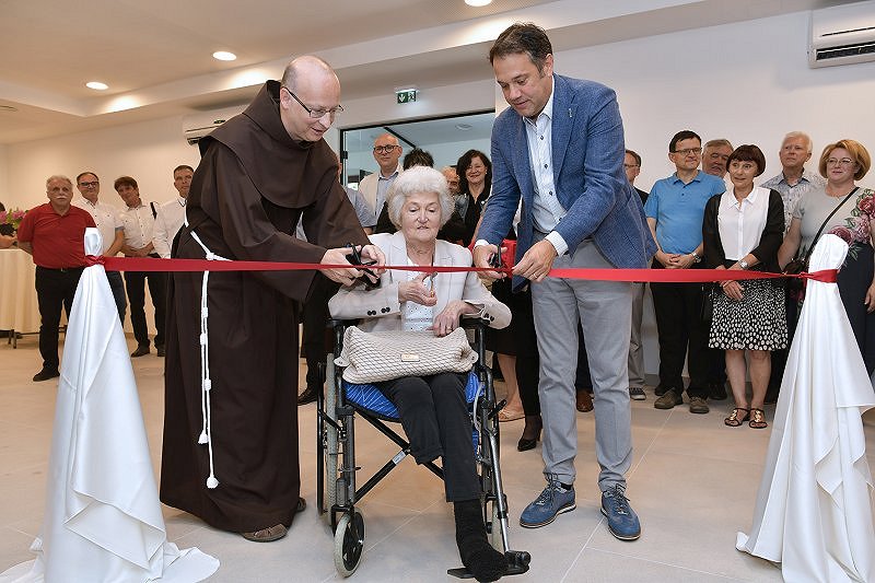 Častna občanka Ajdovščine slovesno odprla prenovljene prostore na Sveti gori