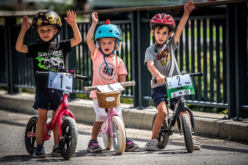 Kolesarski festival v Ajdovščino privabil lepo število kolesark in kolesarjev