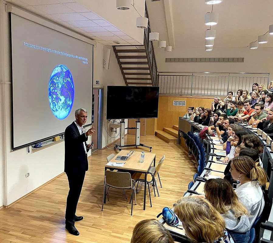 V Ajdovščini gostoval svetovno priznan astrofizik, ki je prvi slikal horizont dogodkov črne luknje 