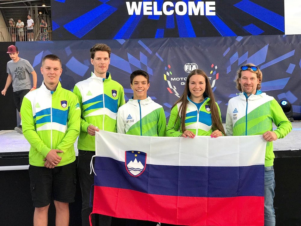 Rebeka Kobal v barvah slovenske ekipe na avtomobilski olimpijadi v Marseillu