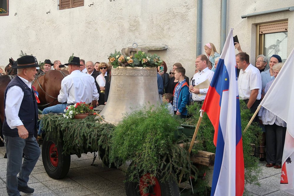 Župnija Šturje ima nov cerkveni zvon ter obnovljene prostore Marijinega doma