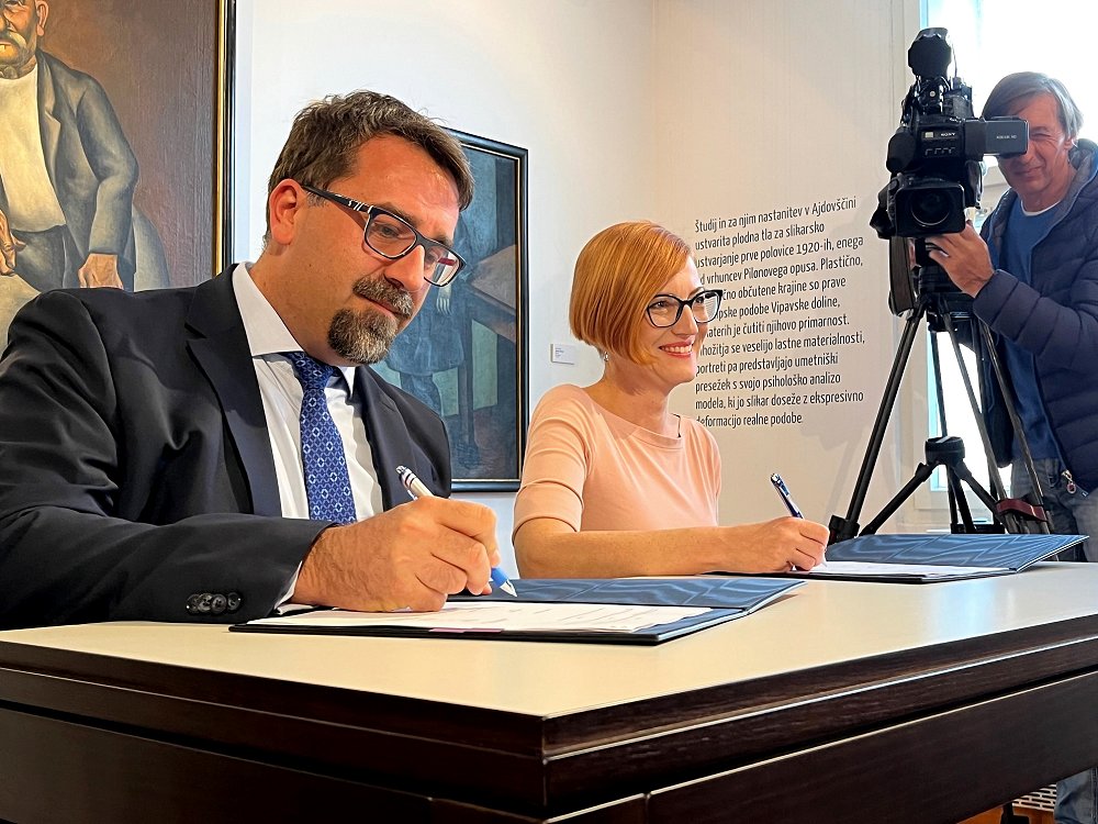 Ministrica dr. Asta Vrečko s podpisom pogodbe podprla prenovo Pilonove galerije v Ajdovščini    