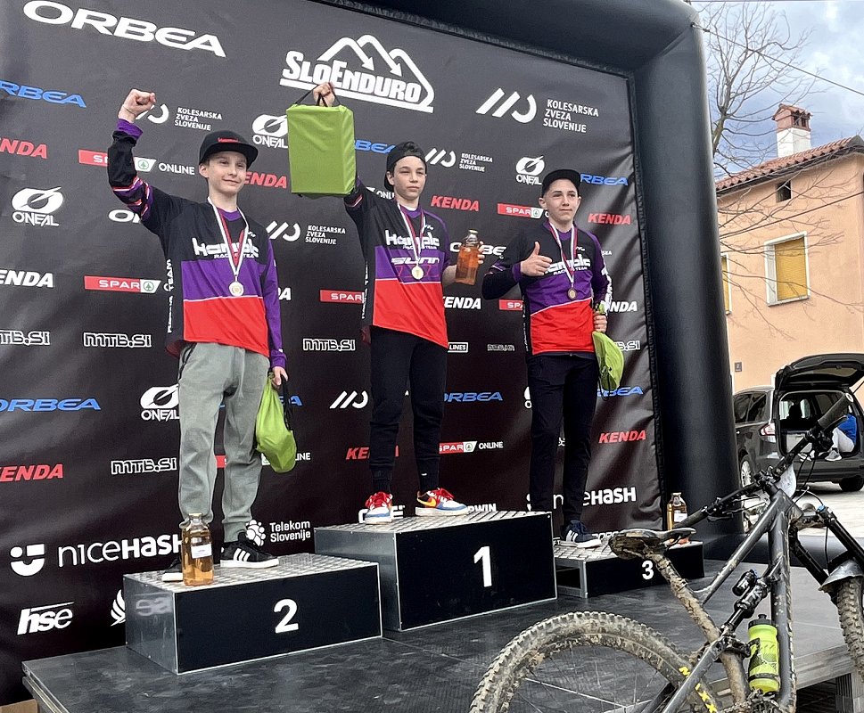 Odličen začetek sezone domačih kolesarskih endurašev