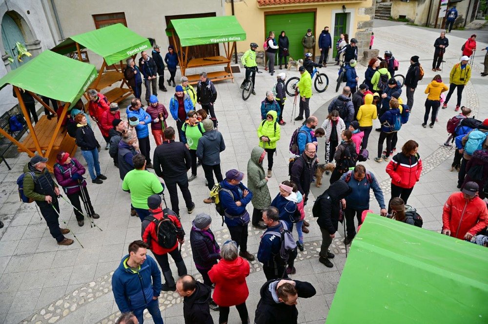 Zadovoljstvo številnih pohodnikov med vinogradi in slapovi na Slapu