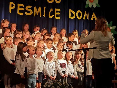 Otroški pevski zbor iz Ribnika, na prireditvi v Braniku, navdušil občinstvo