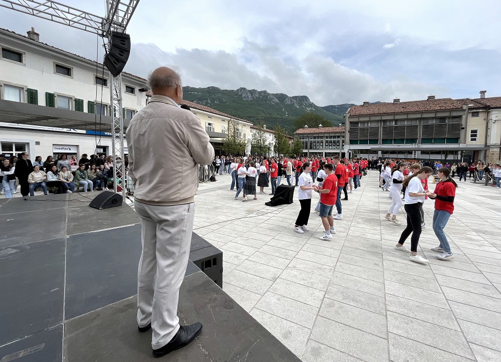 Na Lavričevem trgu je četvorko zaplesala nova generacija maturantov