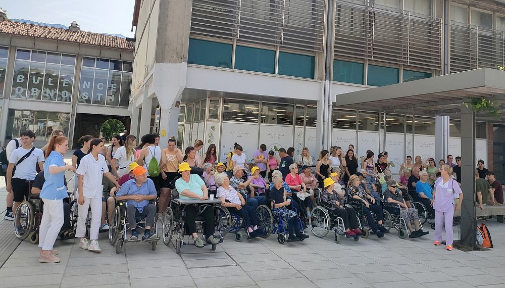 Dijaki osrečili varovance Doma starejših občanov Ajdovščina