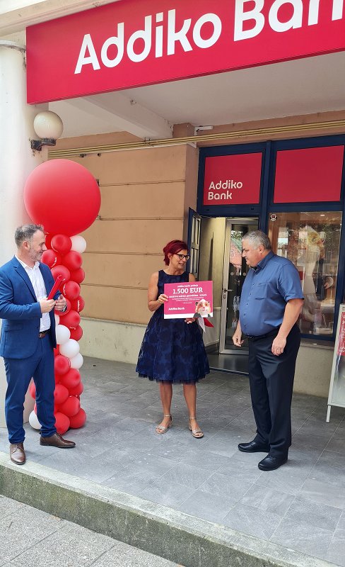 2-Donacijo_dru__tvu_So__itje_Ajdov____ina-Vipava_je_predala_Alenka_Bajc__Vodja_regije_poslovanja_z_ob__ani__Addiko_banka.jpg