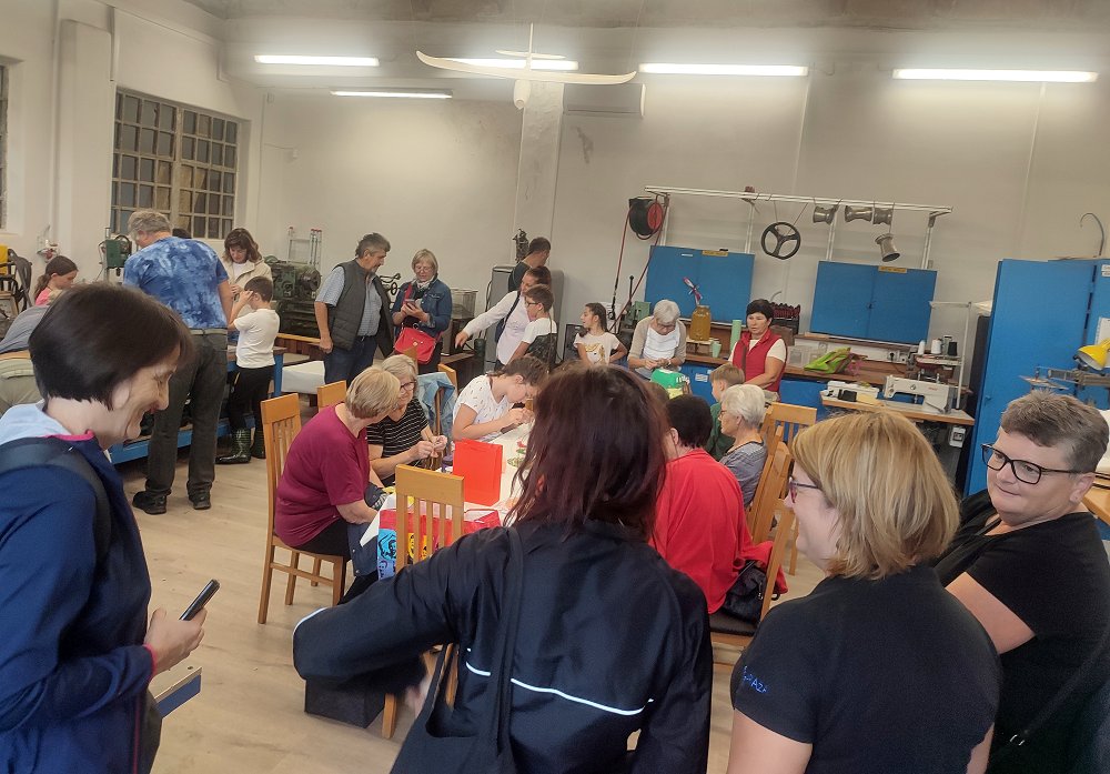 Garaža kot poligon za integracijo priseljenk v lokalno okolje in razvoj socialne mreže