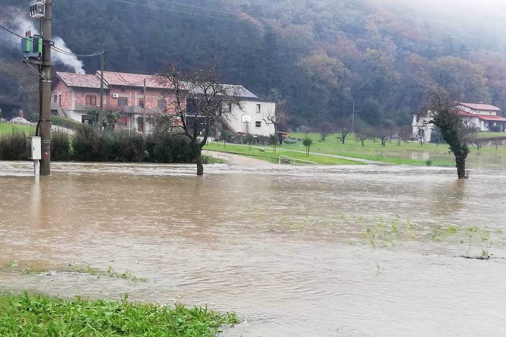 Zaradi poplavljanja reke Vipave zapore cest 