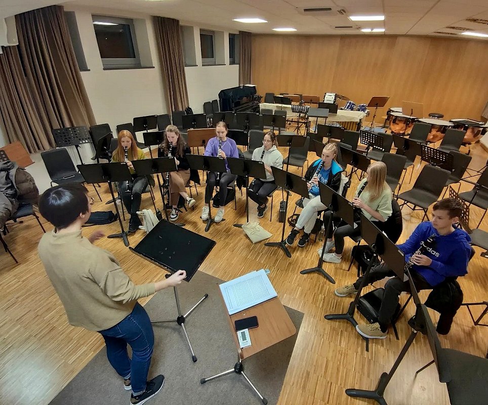 Pihalni orkester Burja in Eva Boto skupaj na koncertu v Lokavcu