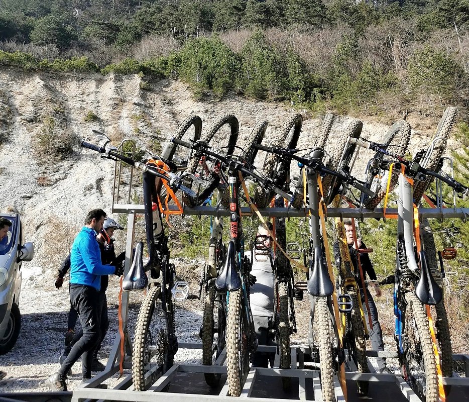 Prebivalci Lokavca opozarjajo na problematiko gorskega kolesarstva na Ajdovskem    