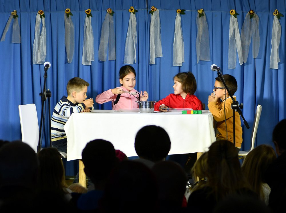 1-02_Podmladek_dramske_skupine_Planina_pri_Ajdov____ini_-_Jakob__Tajda__Ela_in_Brin..jpg