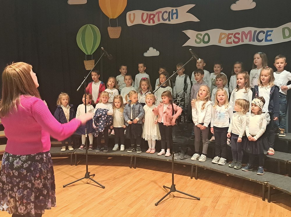 Ajdovski otroški pevski zbor nastopil v Braniku
