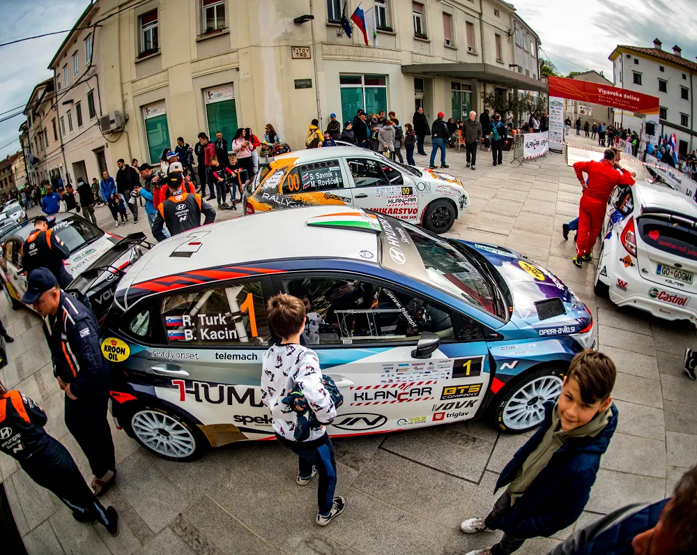Ajdovščina bo v petek in soboto znova dihala z reli spektaklom. Čas je za 14. Rally Vipavska dolina Leone.