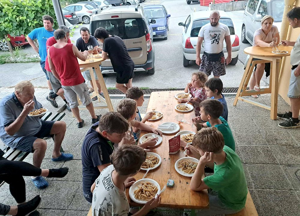 Namesto pred zasloni – med prijatelji in igro