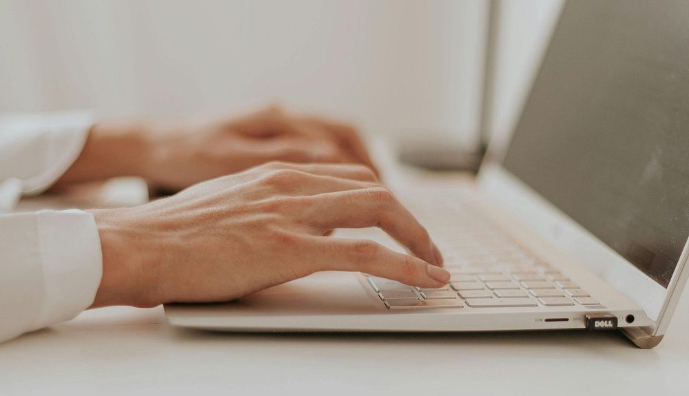 Deset prstov do znanja - Slepo tipkanje za digitalno pismenost