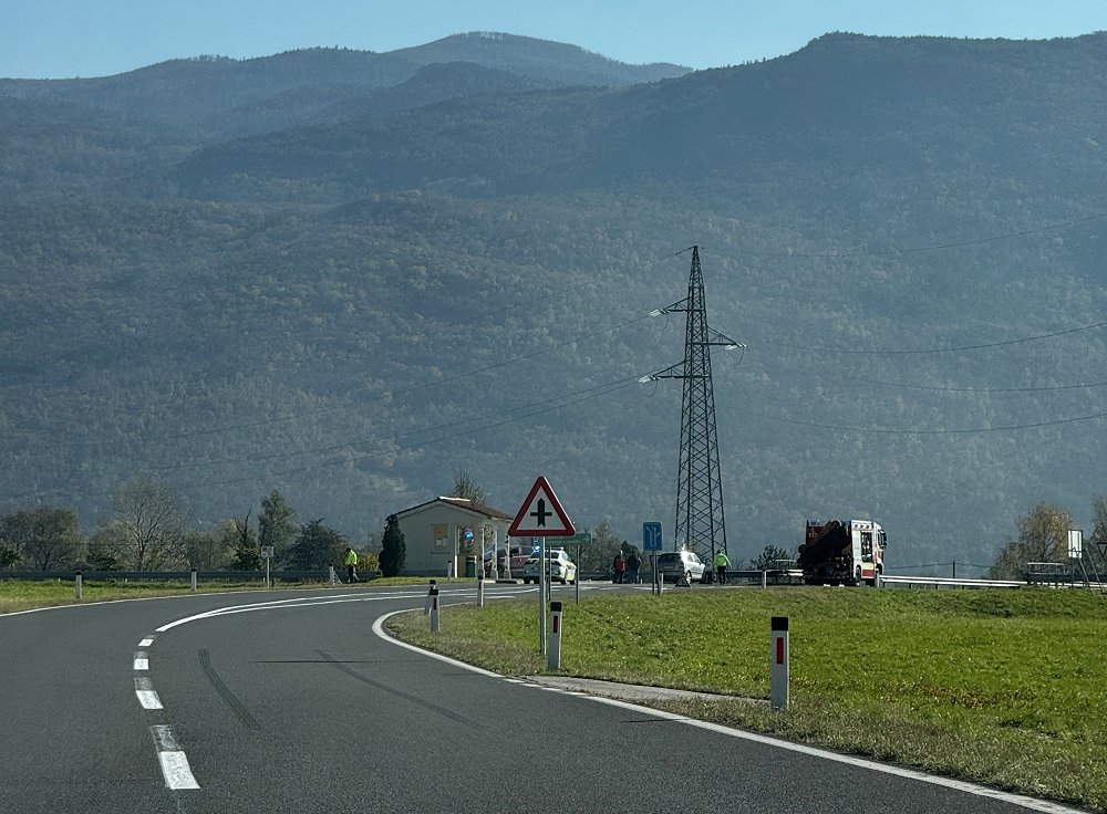 V prometni nesreči s pobegom v križišču za Dolgo Poljano ena oseba huje telesno poškodovana 