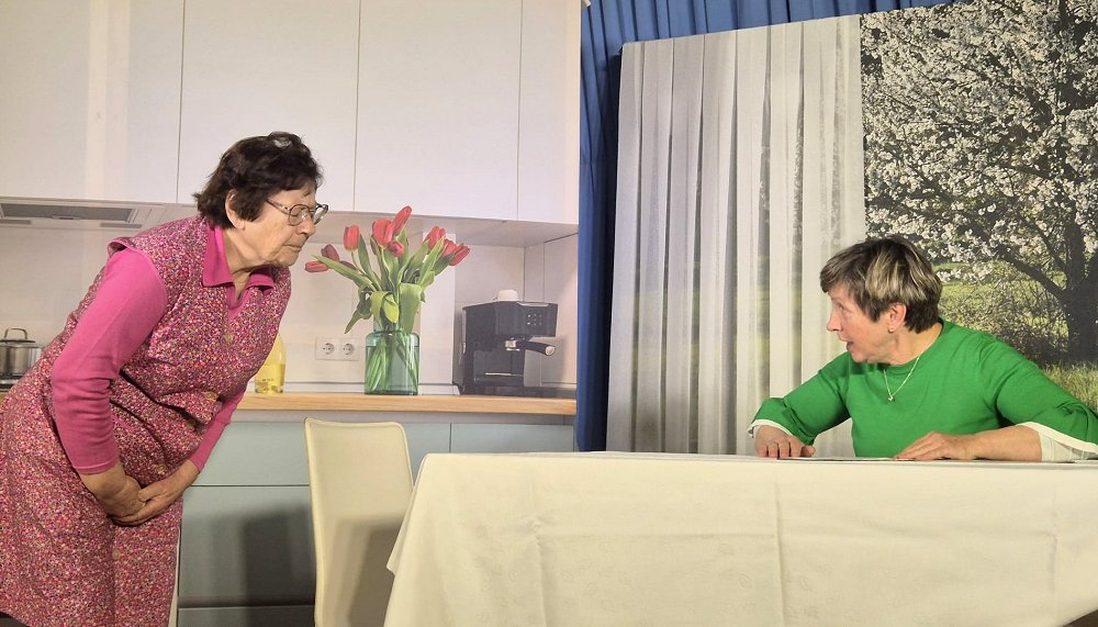 Planinci navdušili s premiero nove komedije »Mojster za vse«