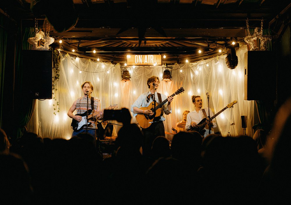 Decembrske romance povezale dve največji slovenski mesti in odkrile mlade talente