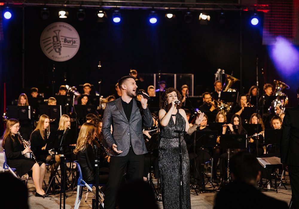 Praznični Pihalni orkester Burja ponovno navdušil množično občinstvo