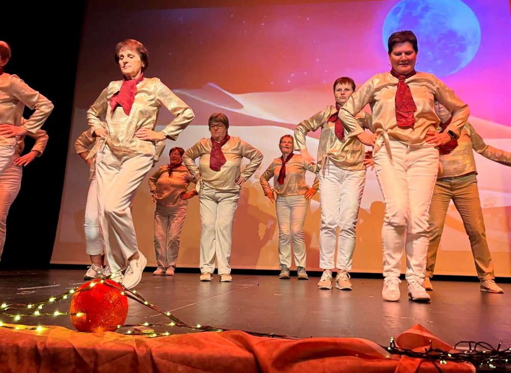 Praznična produkcija Sahara plesne šole EL1 Plesna scena