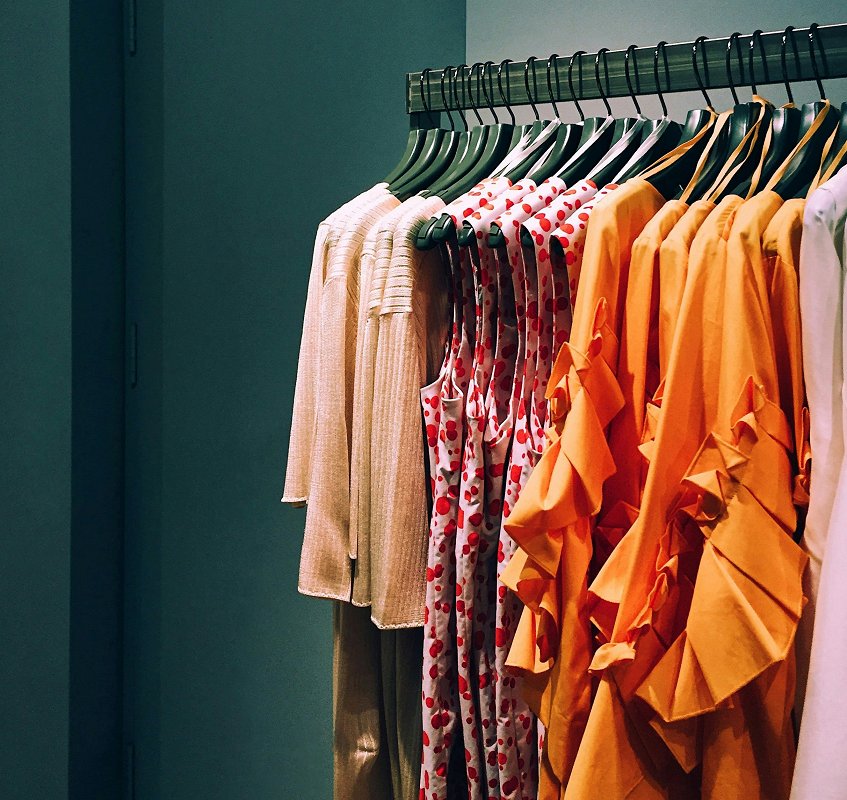 Kolumna: Ko nas oblačila razgalijo