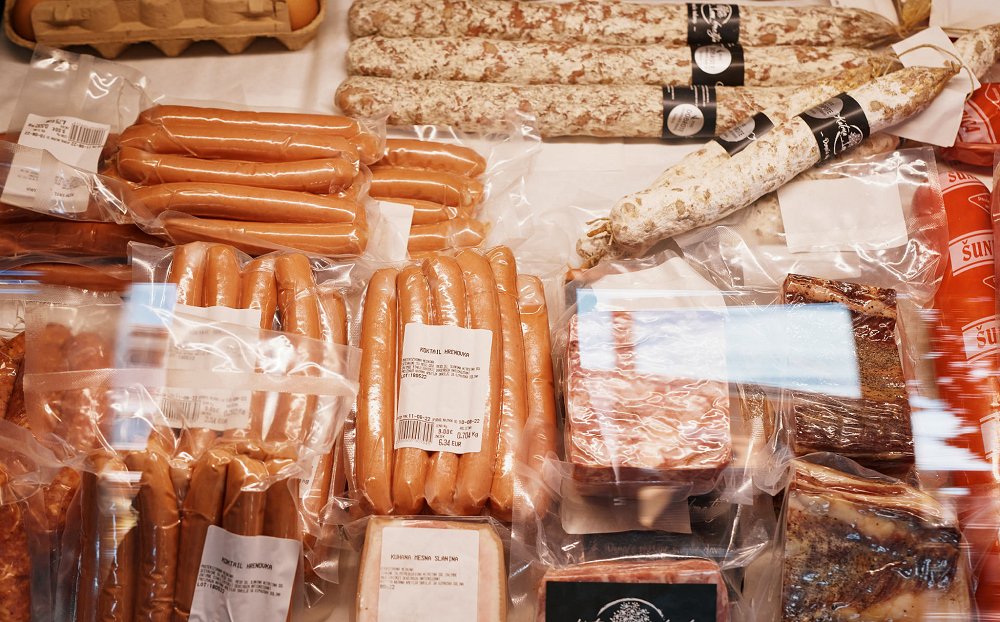 Okusi domačih mesnin na Ajdovski tržnici